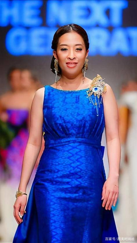 公主|41岁泰国大公主真贵气!穿改良泰式礼服走秀,奈何五官不够立体