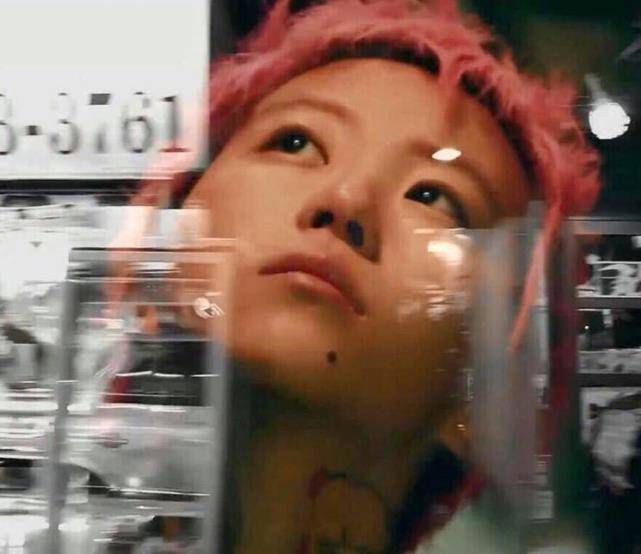 身份|窦靖童回归女孩身份，23岁终于穿上裙子，王菲可以放心了