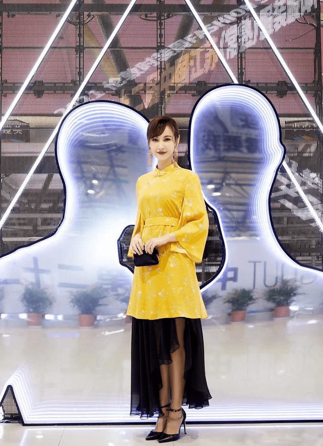 设计|郭晶晶晒照宣传中华文化，穿旗袍配凉鞋，衣着朴素不像豪门儿媳