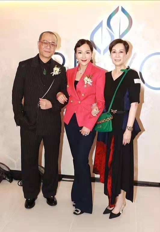 黑色|欧阳震华夫妇合体现身，豪门娇妻罕露面好干练，短发凌厉太有气场