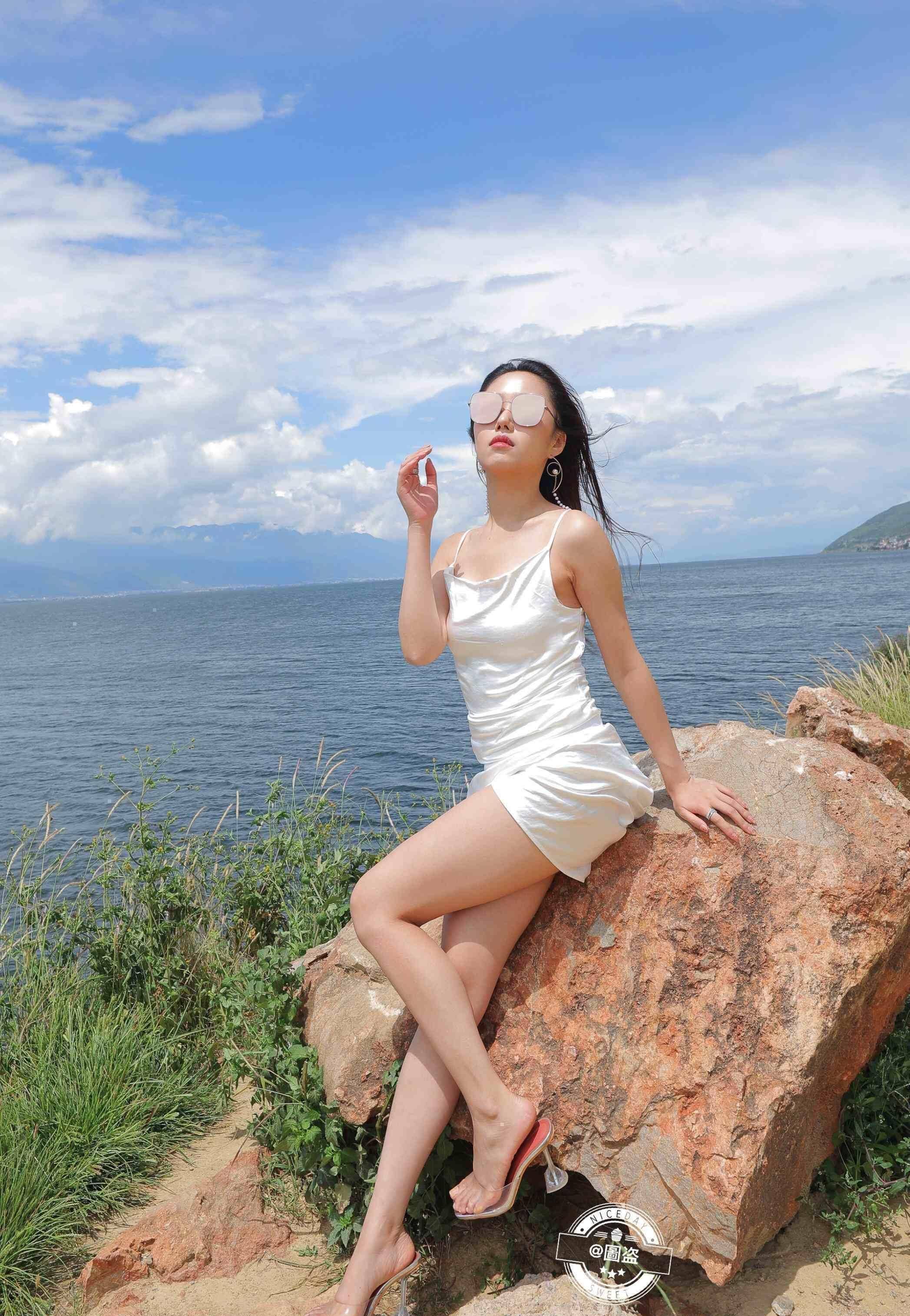 帆布鞋|鲜艳色调的连衣裙穿搭，素雅干净不俗套，非常惬意