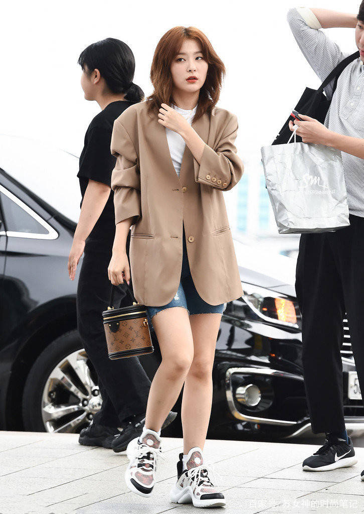 显得|最近流行起了一种穿法，叫“西装+肥宅裤”，明星们早就安排上了