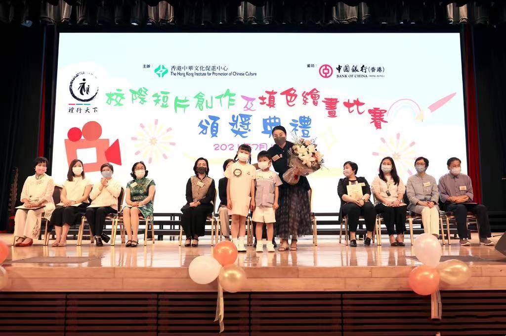 设计|郭晶晶晒照宣传中华文化，穿旗袍配凉鞋，衣着朴素不像豪门儿媳