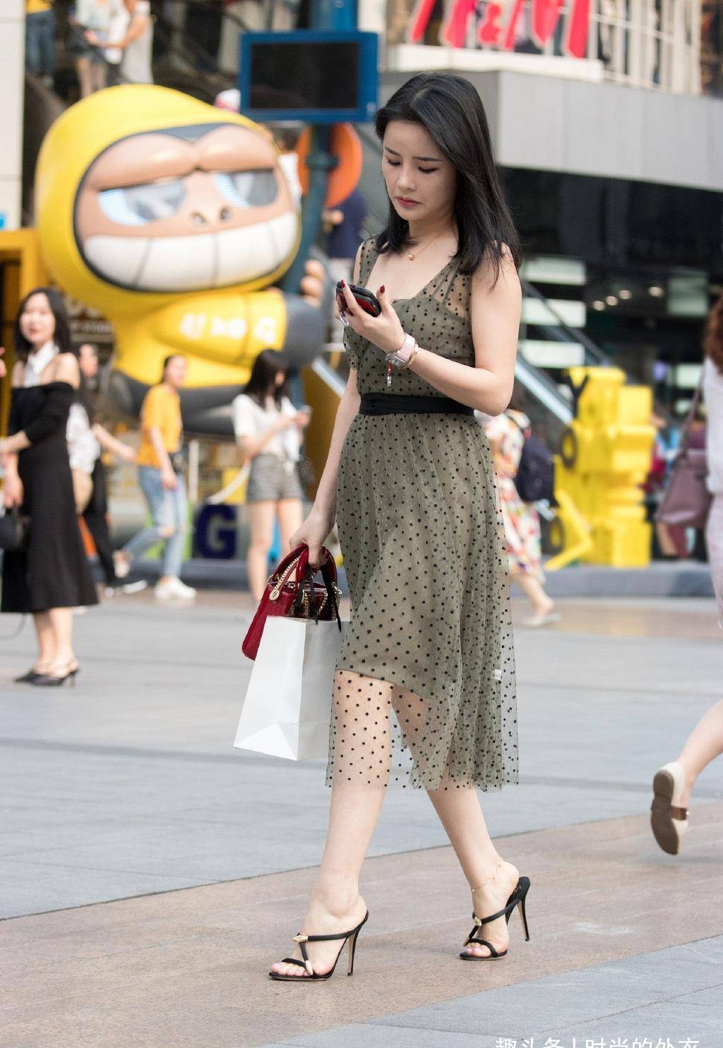 身材|气质女生穿时尚裙装，雅致又高级，轻松展现出了靓丽出众的美