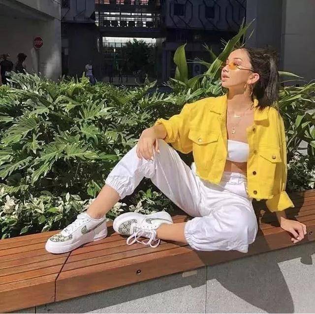 显得|皮衣已经不时兴了，现在流行这种“外套”，时尚复古谁穿谁好看！