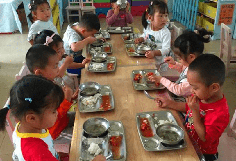 家长|幼儿园老师晒午餐照,家长发现猫腻并截图质问,班级群瞬间炸锅