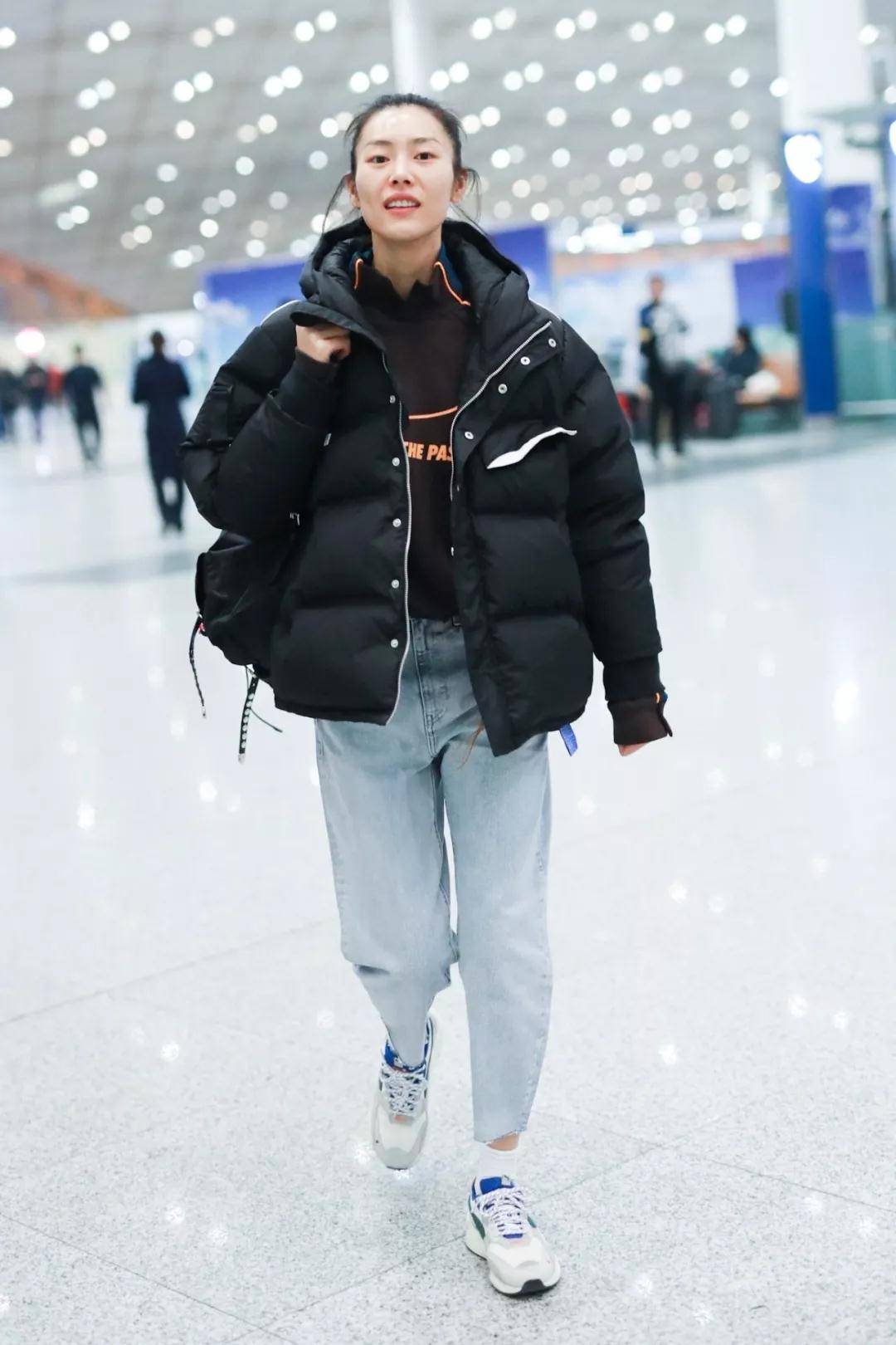 设计|扔掉你的大棉服吧！现在“齐腰羽绒服”正流行，明星都在穿！