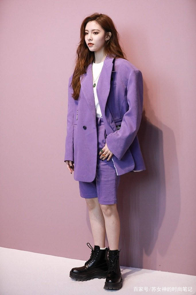 显得|最近流行起了一种穿法，叫“西装+肥宅裤”，明星们早就安排上了