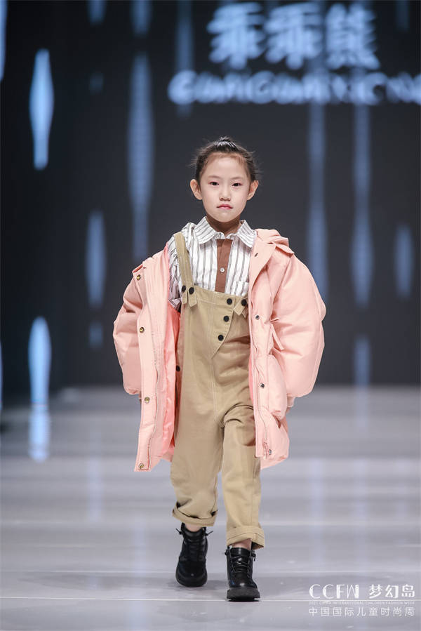 品牌|中国健康儿童服装品牌乖乖熊CCFW新品发布秀