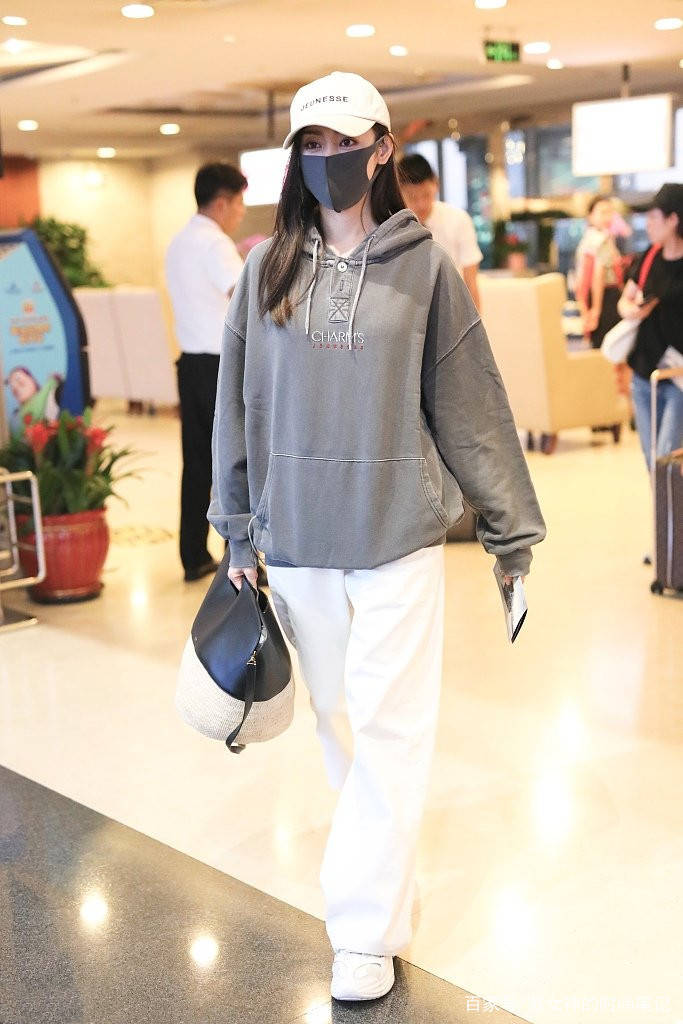 jennie|卫衣下面最好别搭打底裤，瞧瞧下面明星这样穿，舒适洋气又显瘦！