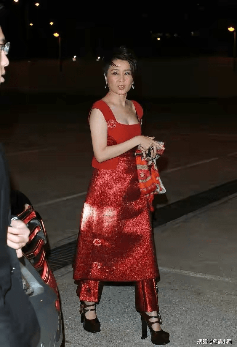 黑色|赌王四太梁安琪真有61岁？穿红裙子配喇叭裤，扮嫩起来真不尴尬