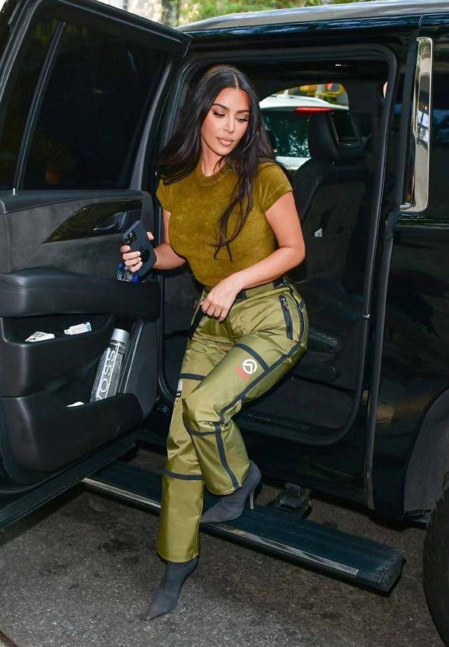 卡戴珊|金卡戴珊下车都在凹造型！弯成75度的腰臀好性感，何惧1米6矮个