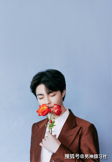 规矩|被誉为“漫画颜”，爱穿破洞裤的陈立农，如今也规矩穿衣了