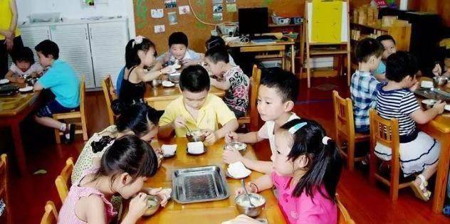 能力|沈阳4岁小神童,识5000字会算乘除法,妈妈称没必要上幼儿园