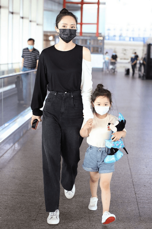 黑色|董璇穿衣真没“中年感”,一身黑白配看似简单质朴,却意外高级