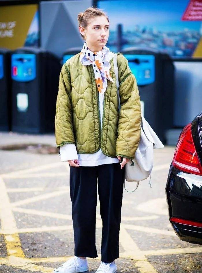 显得|“大衣”已经不时兴了，“奶奶风棉服”才是今年主流，明星都上头
