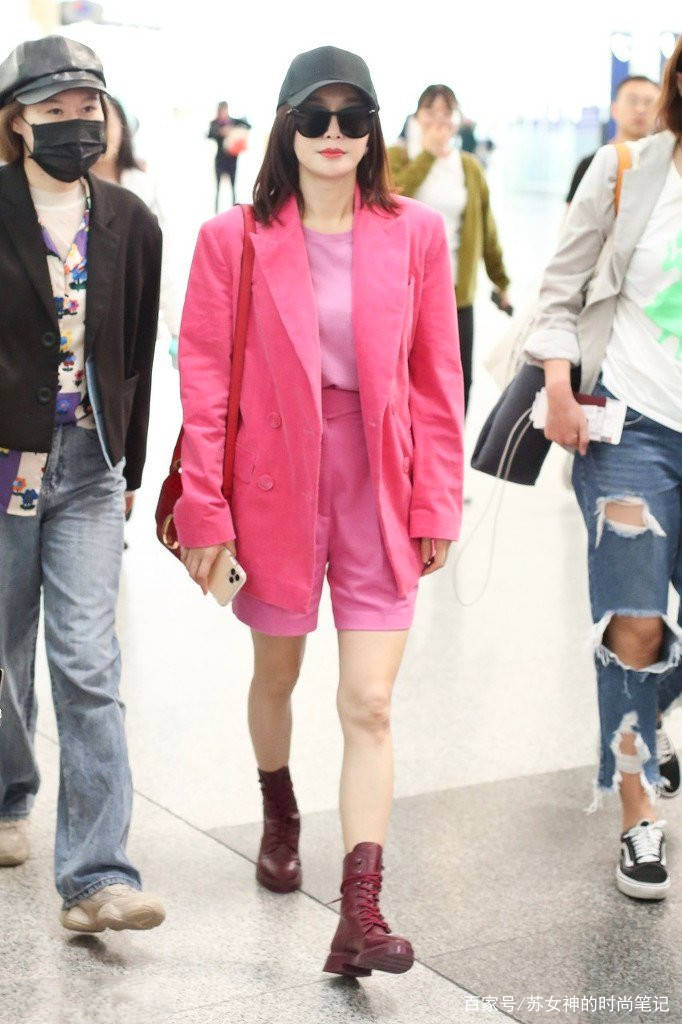 显得|最近流行起了一种穿法，叫“西装+肥宅裤”，明星们早就安排上了