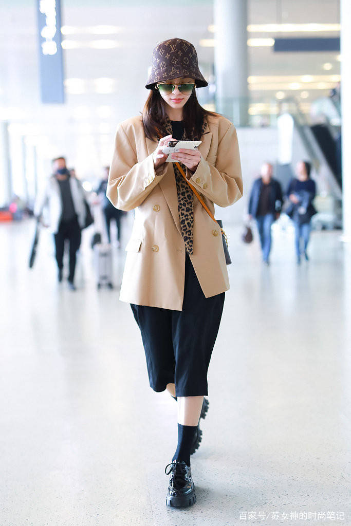 显得|最近流行起了一种穿法，叫“西装+肥宅裤”，明星们早就安排上了