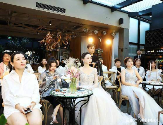 高晓松|高晓松前妻晒近照，仙女礼服配马尾美出新高，32岁不显年龄似少女