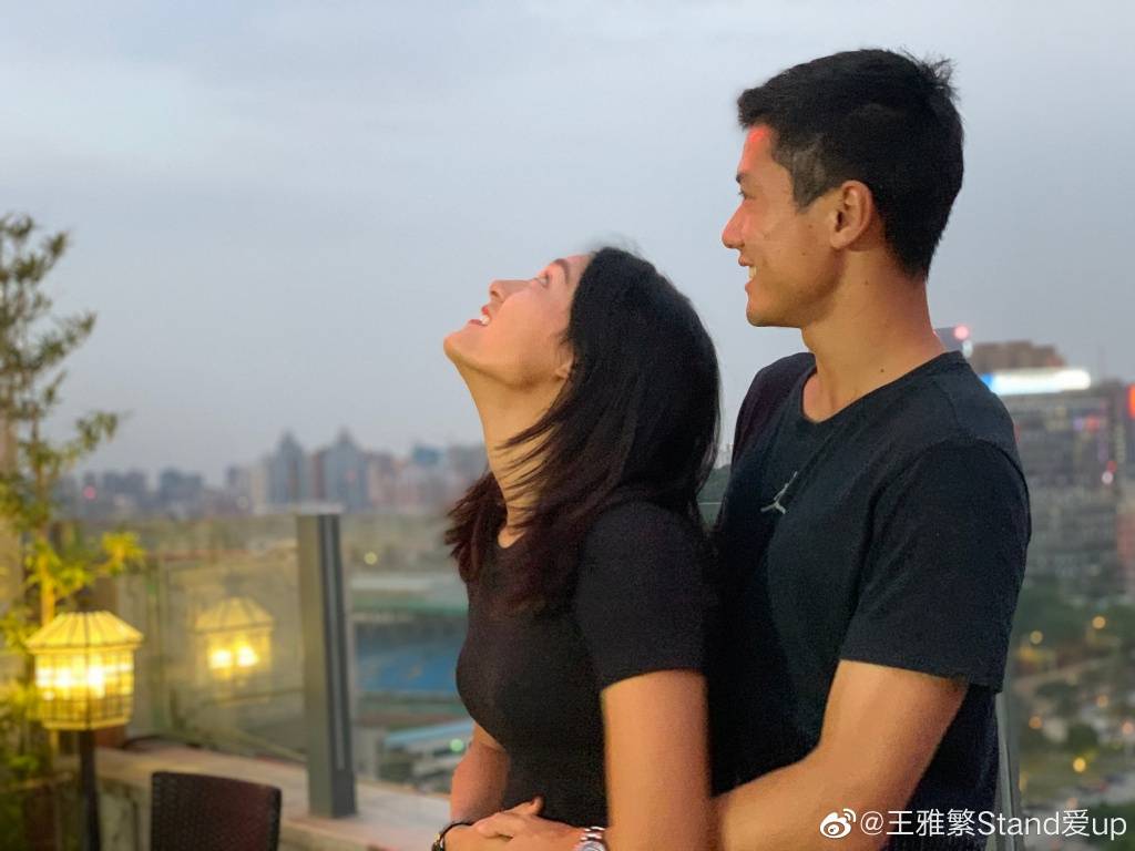 从照片可以看到,王雅繁踮起脚尖与老公紧紧拥抱在一起,有爱的画面让