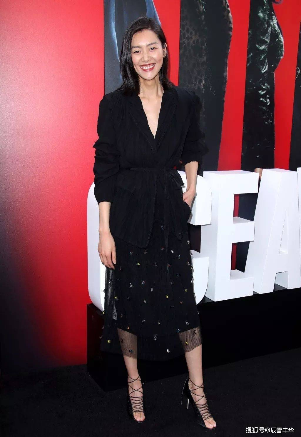 设计|刘雯打扮的真耀眼！穿黑色星空裙都不算啥，关键是单肩设计太时髦