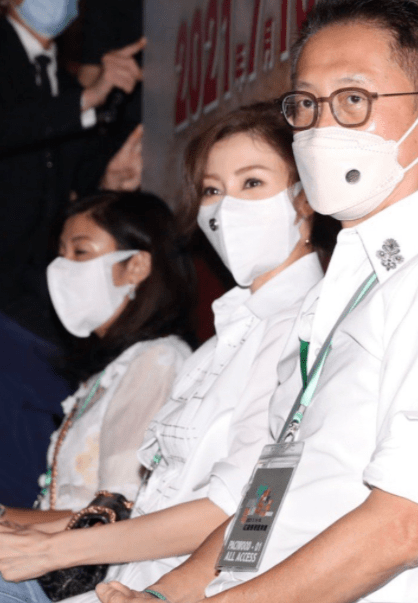 老公|李嘉欣和富豪老公真恩爱！穿衬衫美回巅峰，戴口罩藏不住盛世美颜