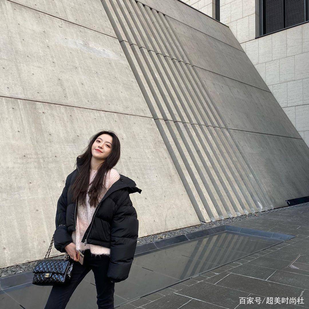 王文|华谊千金和闺蜜开派对，戴满身珍珠化身美人鱼，穿鱼尾裙秀纤细腰