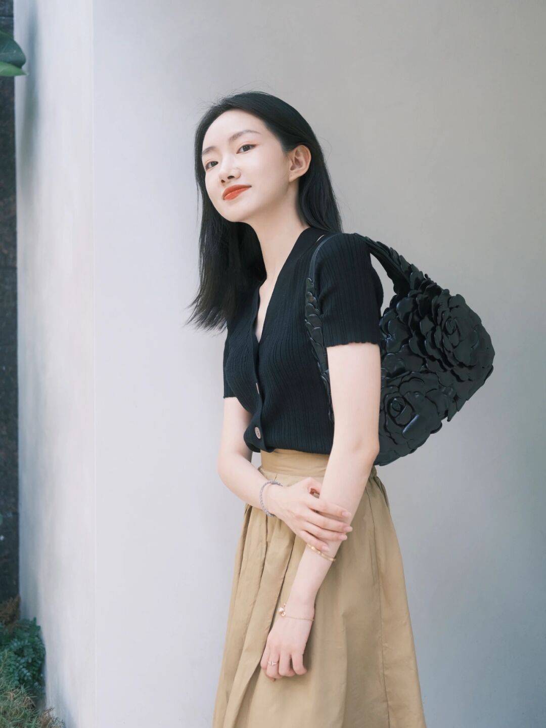 女神|夏季,如何穿出气质女神范,针织衫搭配半身裙简约高级,清爽干练