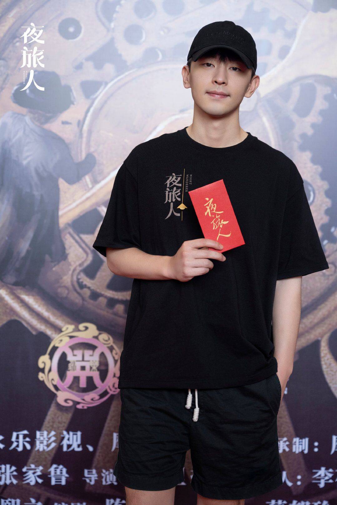 情侣|倪妮新剧夜旅人开机，搭档邓伦演情侣，同穿黑衣大长腿抢镜