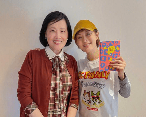 白衣|孙俪开兰博基尼出街,白衣墨镜气质出众,豪车引人注目
