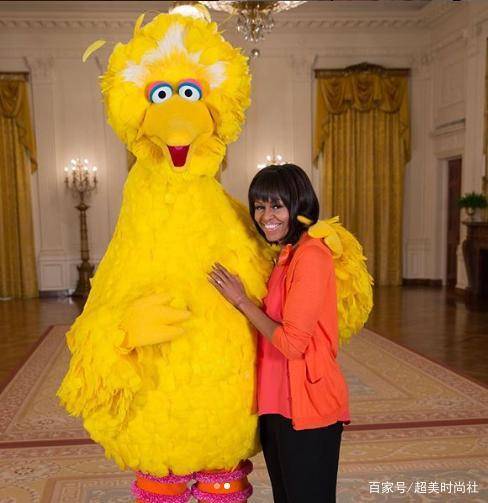 美国|奥巴马夫人气场太强了！穿咖色套装公开演讲，戴配套饰品精致十足