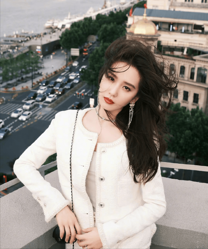眼睛|眼睛不大但很美的女明星，我只服这3位！笑起来太迷人了