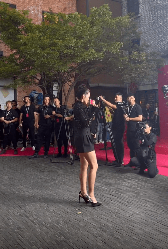 李冰冰|李冰冰穿短裤露腿出镜大方不遮掩,48岁虽有老态,但气质高级啊!