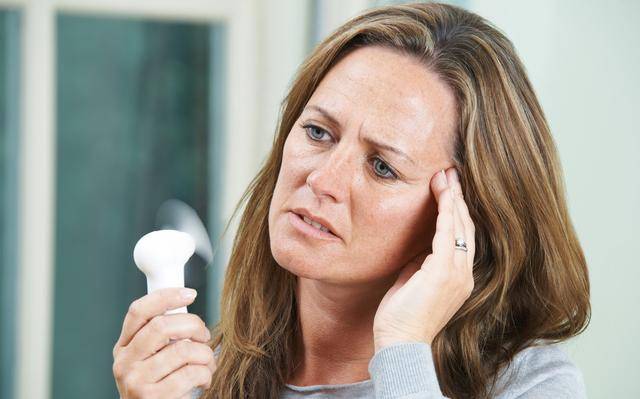 更年期女性,身体出现4个"暗示",是在提醒你"大姨妈"要走了