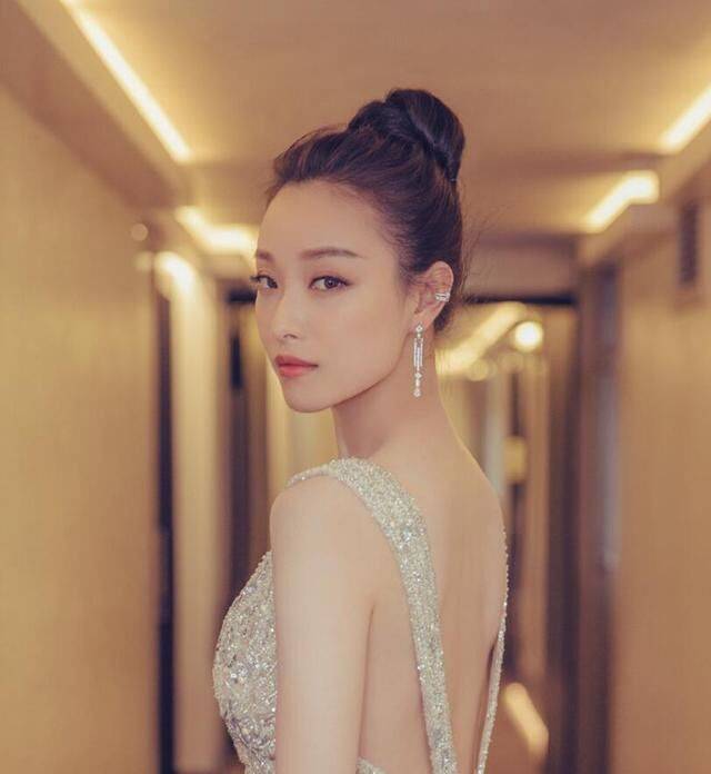 情侣|倪妮新剧夜旅人开机，搭档邓伦演情侣，同穿黑衣大长腿抢镜