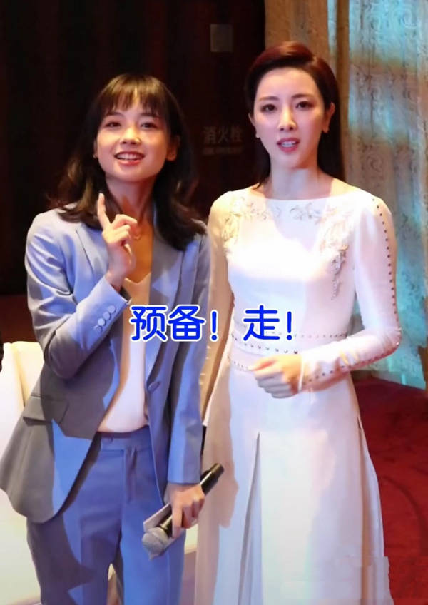 李思思|央视新老女主持同框比美，李思思穿白裙比王冰冰还嫩，姜还是老的辣