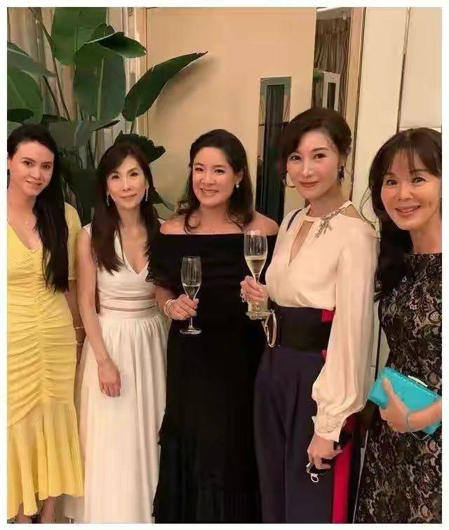 老公|李嘉欣和富豪老公真恩爱！穿衬衫美回巅峰，戴口罩藏不住盛世美颜