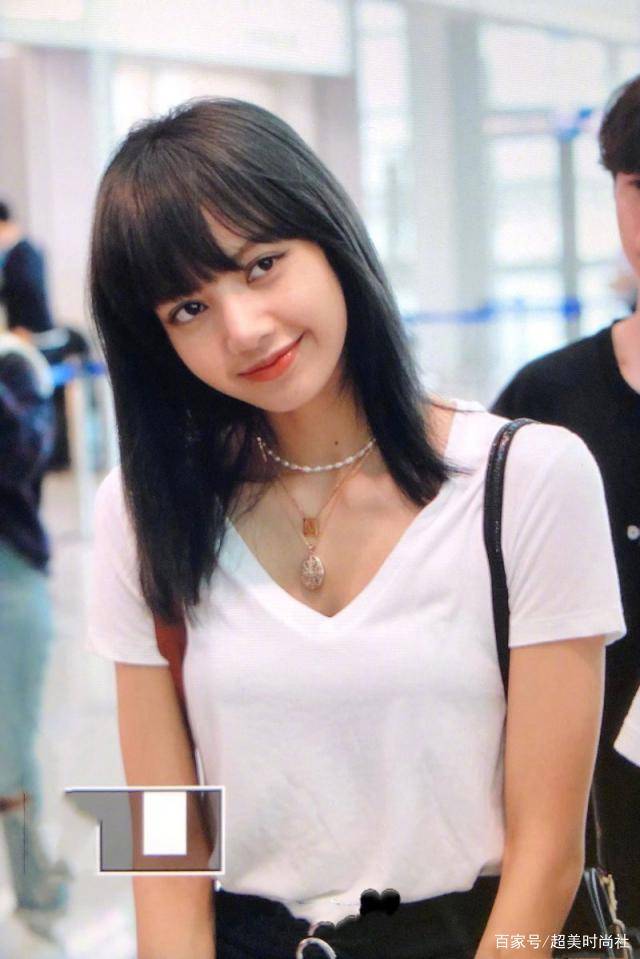 黑色|Lisa一改往日二次元发型，黑发喇叭裤现身，腿长两米还大秀蚂蚁腰