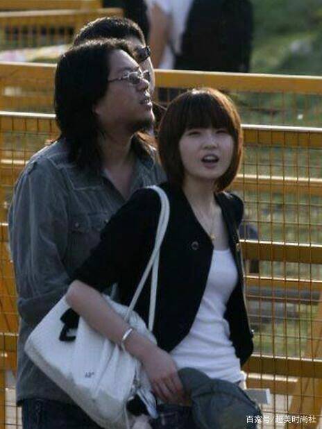 高晓松|高晓松前妻晒近照，仙女礼服配马尾美出新高，32岁不显年龄似少女