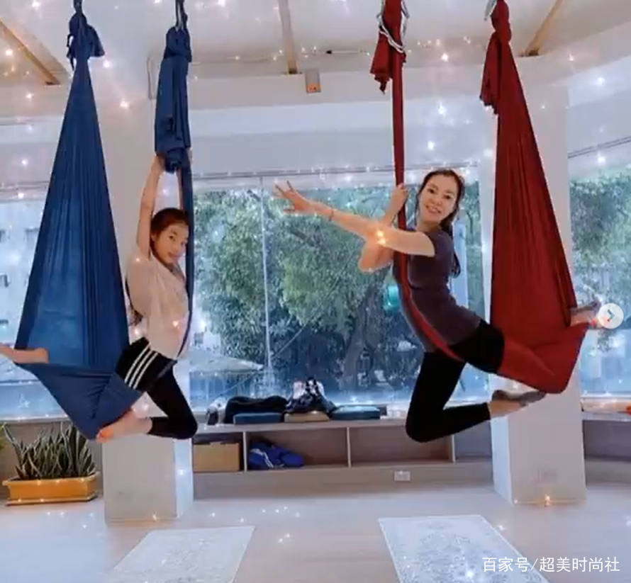 好身材|富士康老板娘又登杂志！穿一字肩红裙戴奢华珠宝，贵妇气场十足