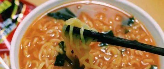 因为|桶装方便面，为什么比袋装贵三块，得知贵在这儿，我宁愿吃桶装