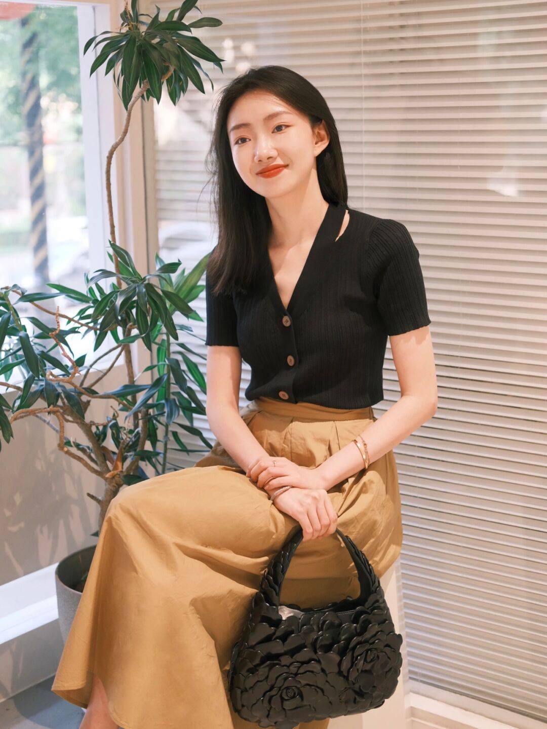 女神|夏季,如何穿出气质女神范,针织衫搭配半身裙简约高级,清爽干练