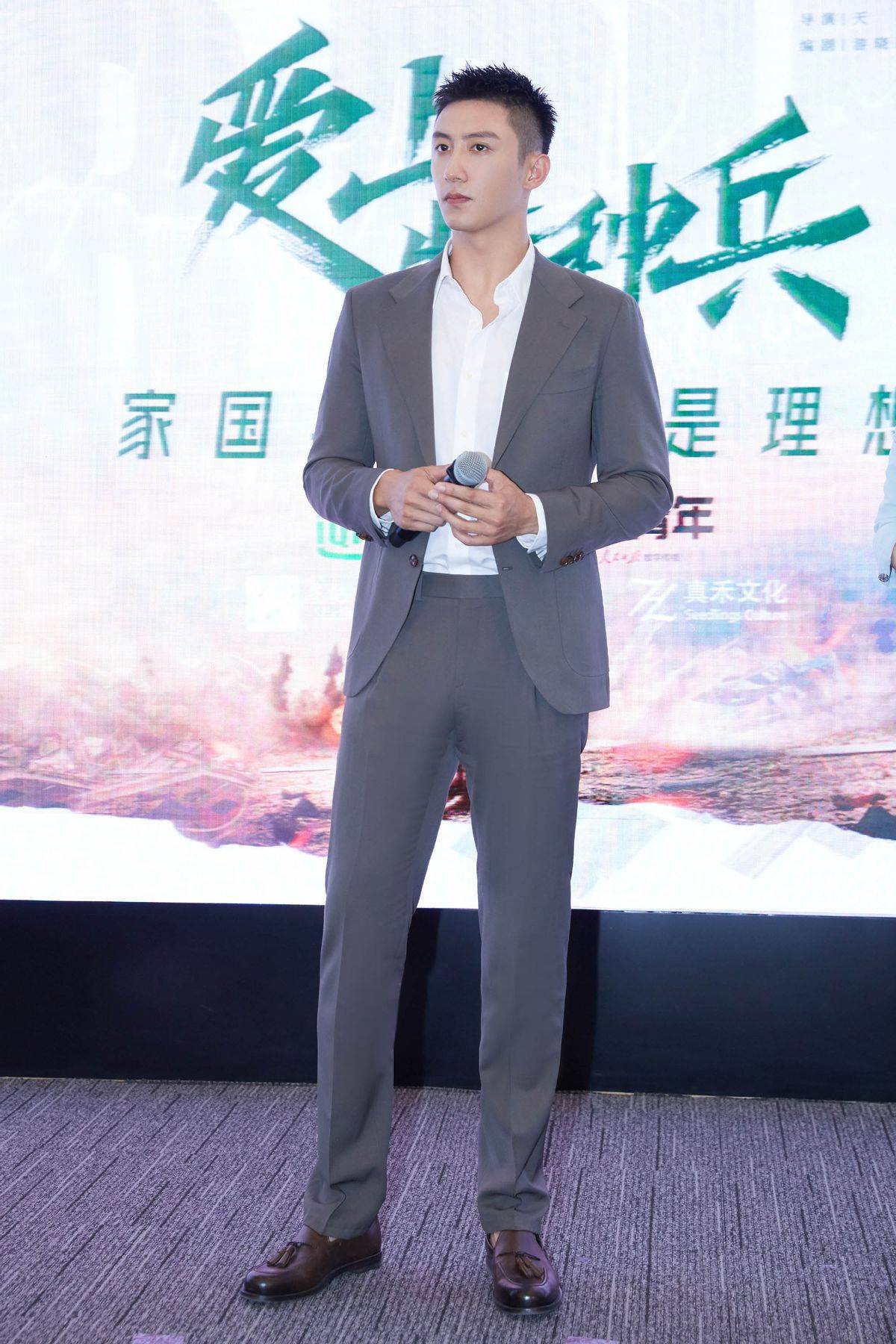 品牌|黄景瑜解锁奢侈品牌全球代言人，时尚表现力真好，这不是只靠身高