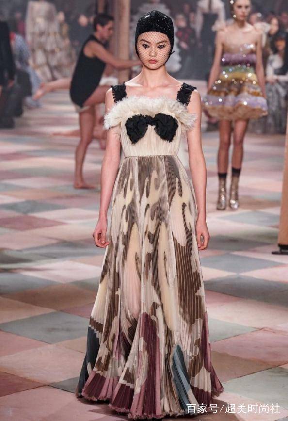 Chanel|高定周暮光女深V西装帅出新高度！嫁入豪门的网红晚晚也来看秀？