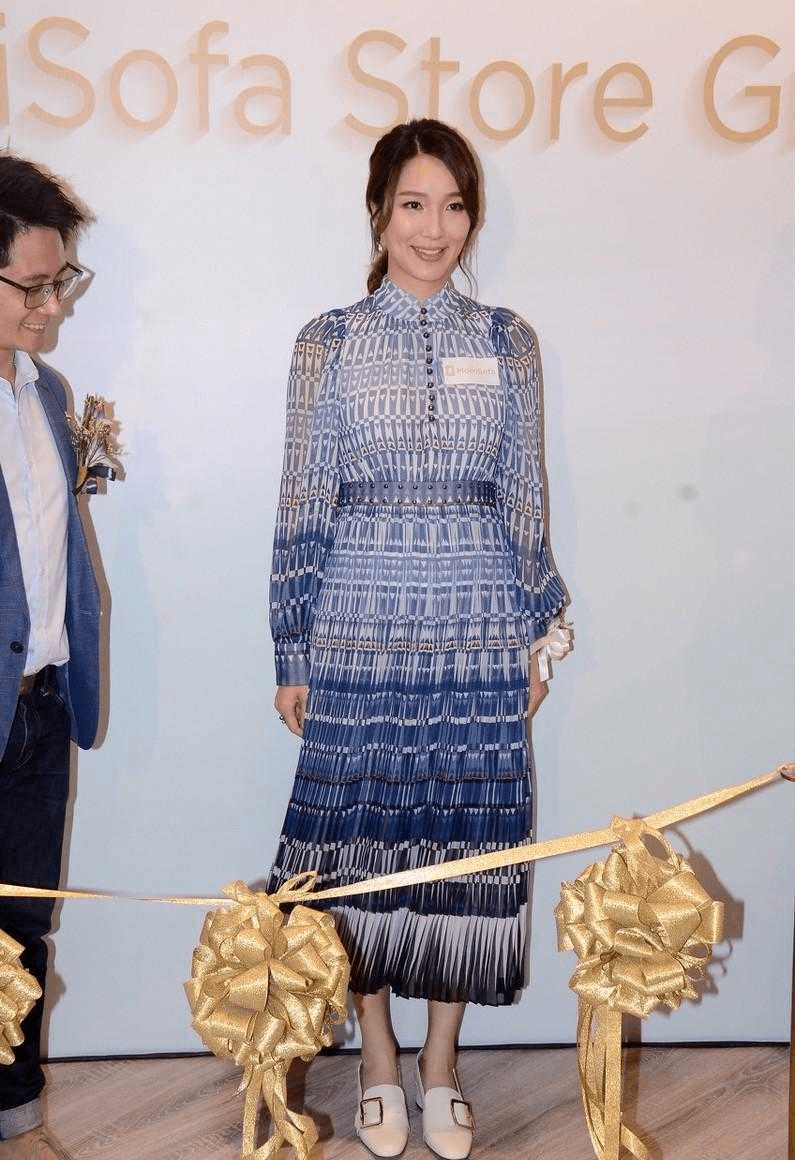 蓝色|王祖蓝真是好福气，娇妻李亚男穿蓝色衬衫裙知性优雅，减龄温柔