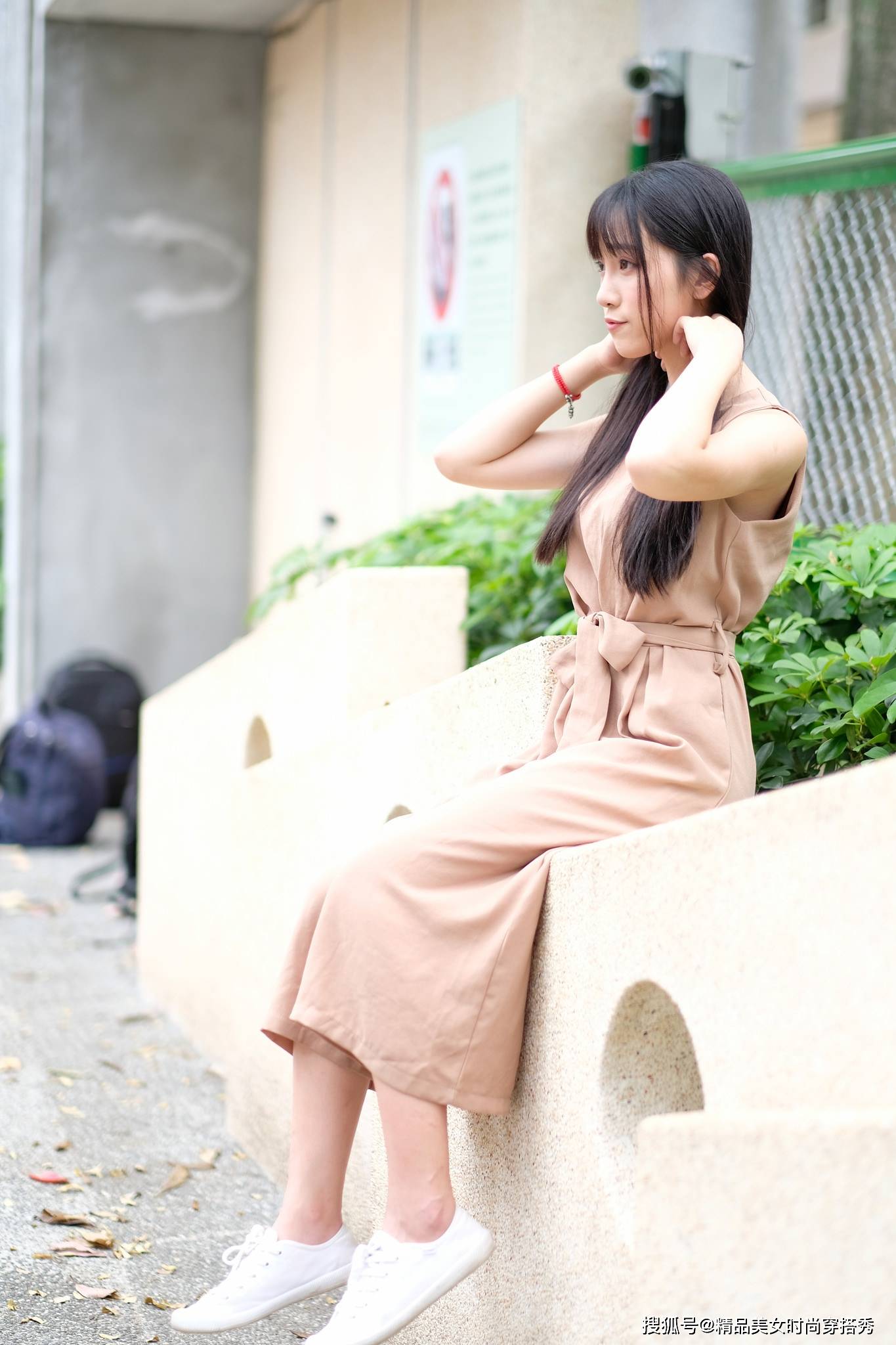 设计|棕色连体裤设计时尚，风格百变，搭配一双小白鞋简约又帅气