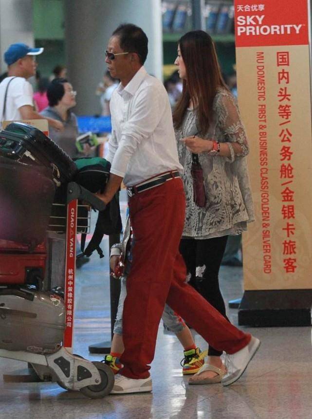 身材|王志文的小8岁妻子真随意，和老公出门穿个人字拖，挺接地气的