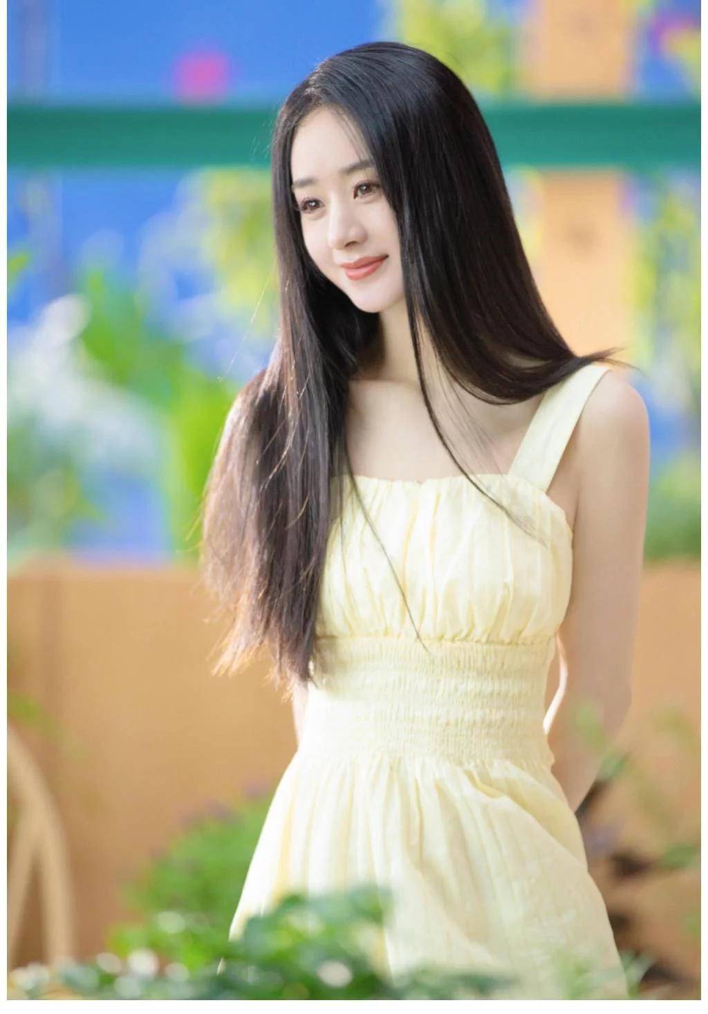 赵丽颖|赵丽颖温柔风写真大片，紫色露肩毛衣配白色裤子，锁骨线条优美
