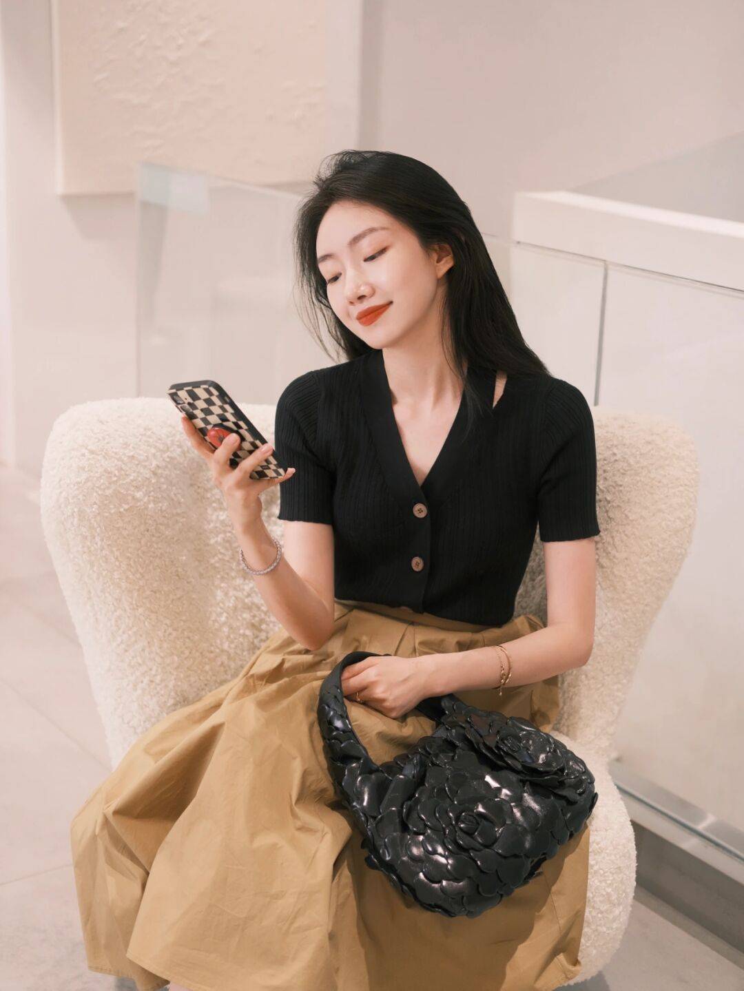 女神|夏季,如何穿出气质女神范,针织衫搭配半身裙简约高级,清爽干练