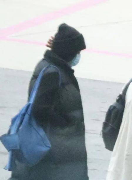 女生|51岁王菲养生走机场！羽绒服加棉卫衣，嫩回年轻人一点不像大妈